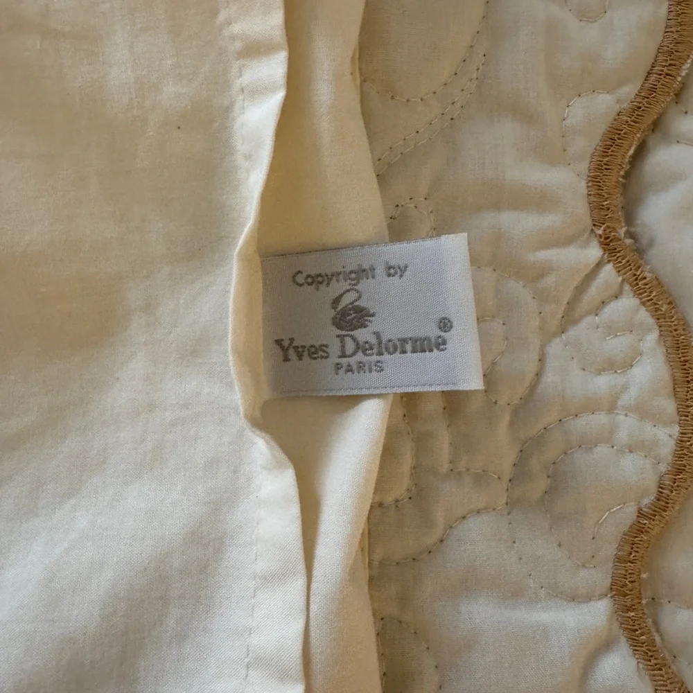 Elegant Tan and White Quilted Bedding Set - Picture 4 of 4